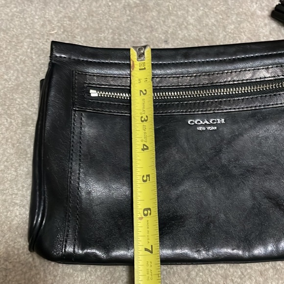 Coach Super cute detailing on this lightly used large wristlet black leather - Picture 3 of 7